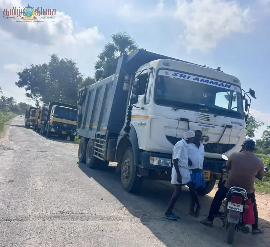 தர்மபுரி நல்லம்பள்ளி அருகே தார் சாலையை சேதப்படுத்தியதாக தனியார் கிரவல் குவாரி டிப்பர் லாரிகளை சிறைபிடித்து, கிராம மக்கள் போராட்டம்.