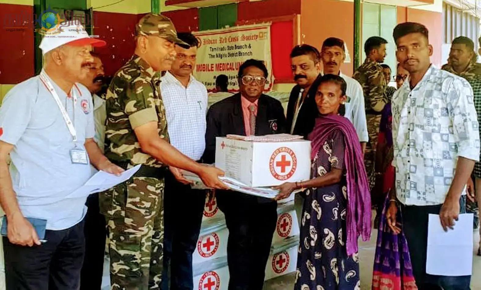 நீலகிரி மாவட்ட இந்திய செஞ்சிலுவைச் சங்கம் சார்பில் மழையால் பாதிக்கப்பட்ட 30 குடும்பத்தினருக்கு ரூபாய் 1,80,000 மதிப்புள்ள தார்பாலின்கள் சமையல் பாத்திரங்கள் வழங்கப்பட்டது.