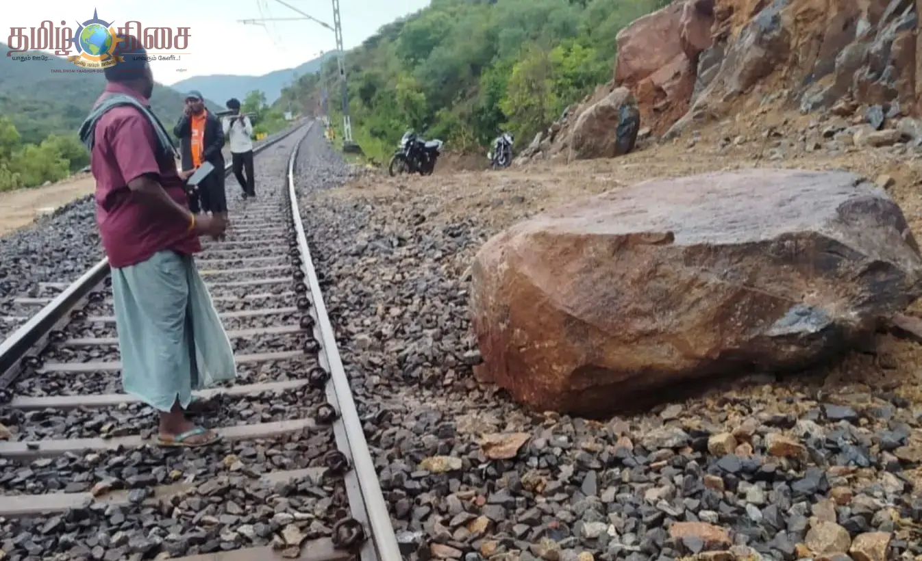 தருமபுரி அருகே நாகர்கோவில்-பெங்களூரு எக்ஸ்பிரஸ் பயணிகள் ரயில் மீது பாறை விழுந்து விபத்து...