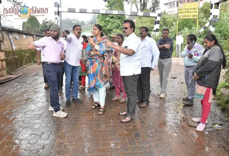 உதகையில் கனமழை பெய்யும் நேரங்களில் தண்ணீர் தேங்கி நிற்கும் பகுதிகளை உள்ளூர் மக்கள் தவிர்க்க வேண்டும் என மாவட்ட ஆட்சியர் வேண்டுகோள்